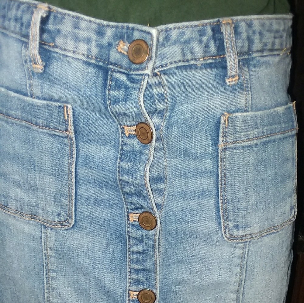 L.O.G.G. button front denim skirt. Size 6.
